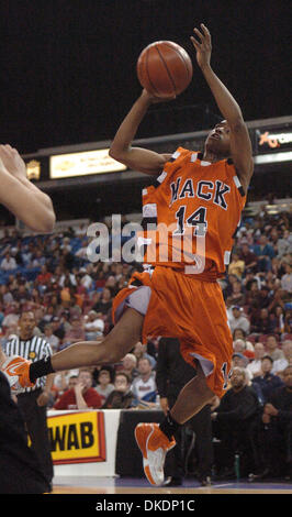 Mar 24, 2007 - Sacramento, CA, USA - McClymond's Serge Thériault Graham prend un coup contre Fairfax dans le troisième trimestre de la Division I CIF le championnat de basket-ball garçons à Arco Arena de Sacramento. (Crédit Image : © Sean Connelley/Oakland Tribune/ZUMA Press) RESTRICTIONS : USA DROITS Tabloïd OUT ! Banque D'Images