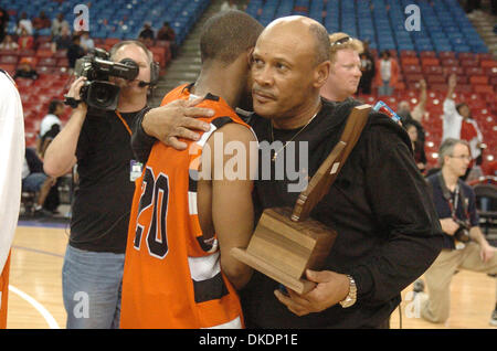 Mar 24, 2007 - Sacramento, CA, USA - McClymond entraîneur en chef Dwight Nathaniel hugs Vincent McGhee suivant leur perte 59-23 à Fairfax dans la CIF Division I Le Championnat de basket-ball garçons à Arco Arena de Sacramento. (Crédit Image : © Sean Connelley/Oakland Tribune/ZUMA Press) RESTRICTIONS : USA DROITS Tabloïd OUT ! Banque D'Images