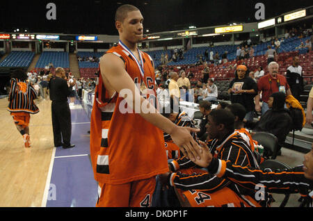 Mar 24, 2007 - Sacramento, CA, USA - McClymond's Frank Otis serre la main de ses coéquipiers à la suite de leur perte 59-23 à Fairfax dans la CIF Division I Le Championnat de basket-ball garçons à Arco Arena de Sacramento. (Crédit Image : © Sean Connelley/Oakland Tribune/ZUMA Press) RESTRICTIONS : USA DROITS Tabloïd OUT ! Banque D'Images