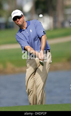 28 févr. 2007 - Lake Worth, FL, USA - action Pro-Am mercredi après-midi à PGA National à Palm Beach Gardens. DAVIS LOVE III plaquettes sur le vert sur le 14e trou. (Crédit Image : © Allen Eyestone/Palm Beach Post/ZUMA Press) RESTRICTIONS : USA DROITS Tabloïd OUT ! Banque D'Images