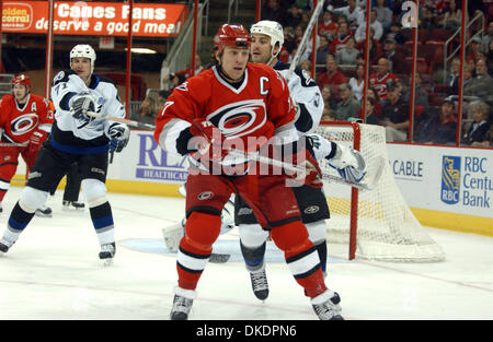 Mar 30, 2007 - Raleigh, NC, USA - NHL Hockey : les Hurricanes de la Caroline (17) Rod Brind'amour comme le Lightning de Tampa Bay a battu les Hurricanes de la Caroline 4-2 comme ils ont joué le RBC Center situé à Raleigh. (Crédit Image : © Jason Moore/ZUMA Press) Banque D'Images