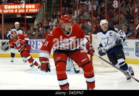 Mar 30, 2007 - Raleigh, NC, USA - NHL Hockey : les Hurricanes de la Caroline (11) JUSTIN WILLIAMS comme le Lightning de Tampa Bay a battu les Hurricanes de la Caroline 4-2 comme ils ont joué le RBC Center situé à Raleigh. (Crédit Image : © Jason Moore/ZUMA Press) Banque D'Images