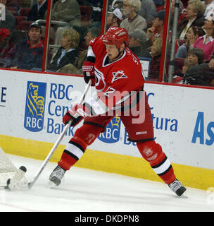 Mar 30, 2007 - Raleigh, NC, USA - NHL Hockey : les Hurricanes de la Caroline (12) ERIC STAAL comme le Lightning de Tampa Bay a battu les Hurricanes de la Caroline 4-2 comme ils ont joué le RBC Center situé à Raleigh. (Crédit Image : © Jason Moore/ZUMA Press) Banque D'Images