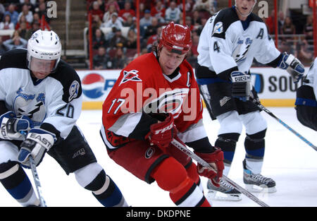 Mar 30, 2007 - Raleigh, NC, USA - NHL Hockey : les Hurricanes de la Caroline (17) Rod Brind'amour comme le Lightning de Tampa Bay a battu les Hurricanes de la Caroline 4-2 comme ils ont joué le RBC Center situé à Raleigh. (Crédit Image : © Jason Moore/ZUMA Press) Banque D'Images