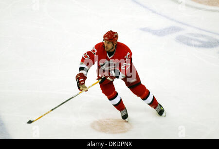 Mar 30, 2007 - Raleigh, NC, USA - NHL Hockey : les Hurricanes de la Caroline (27) CRAIG ADAMS, le Lightning de Tampa Bay a battu les Hurricanes de la Caroline 4-2 comme ils ont joué le RBC Center situé à Raleigh. (Crédit Image : © Jason Moore/ZUMA Press) Banque D'Images