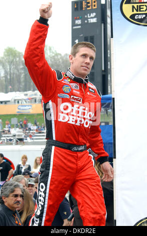 Apr 01, 2007 - Martinsville, VA, USA - Pilote Le pilote Carl Edwards de l'Office Depot Chevrolet est présenté au public avant que le début de l'Goody's Cool Orange 500 Nextel course sur le site Martinsville Speedway. (Crédit Image : © Jason Moore/ZUMA Press) Banque D'Images