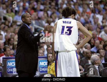 Apr 02, 2007 - Atlanta, GA, USA - Joakim Noah va au banc de la faute au début des ennuis. (Crédit Image : © Damon Higgins/Palm Beach Post/ZUMA Press) RESTRICTIONS : USA DROITS Tabloïd OUT ! Banque D'Images