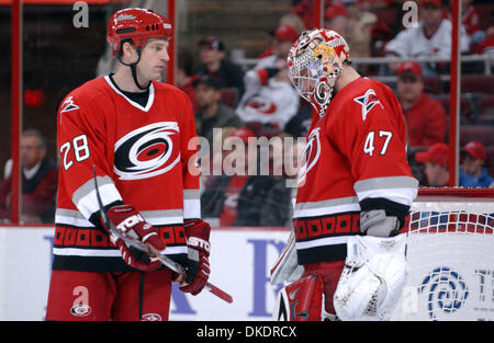 Apr 07, 2007 - Raleigh, NC, USA - NHL Hockey : gardien des Hurricanes de la Caroline (47) JOHN GRAHAME parle avec (28) ANDREW HUTCHINSON comme les Panthers de la Floride a battu les Hurricanes de la Caroline 5-4 comme ils ont joué le RBC Center situé à Raleigh. (Crédit Image : © Jason Moore/ZUMA Press) Banque D'Images