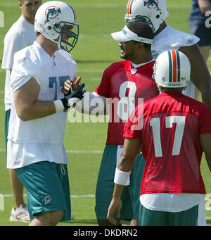 Apr 13, 2007 - West Palm Beach, FL, USA - Daunte Culpepper, est accueilli par offensive ligne MIKE ROSENTHAL, au début de dauphins mini-camp vendredi après-midi dans la région de Davie. (Crédit Image : © Bill Ingram/Palm Beach Post/ZUMA Press) RESTRICTIONS : USA DROITS Tabloïd OUT ! Banque D'Images