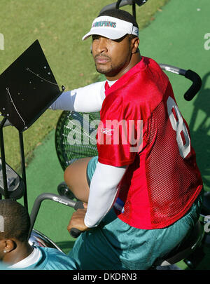 Apr 13, 2007 - West Palm Beach, FL, USA - Daunte Culpepper, se débarrassant d'un vélo de papeterie au début de dauphins mini-camp vendredi après-midi dans la région de Davie. (Crédit Image : © Bill Ingram/Palm Beach Post/ZUMA Press) RESTRICTIONS : USA DROITS Tabloïd OUT ! Banque D'Images