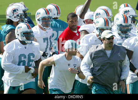 Apr 13, 2007 - West Palm Beach, FL, USA - Daunte Culpepper, C (en rouge), avec des coéquipiers comme ils brisent le caucus au début de dauphins mini-camp vendredi après-midi dans la région de Davie. (Crédit Image : © Bill Ingram/Palm Beach Post/ZUMA Press) RESTRICTIONS : USA DROITS Tabloïd OUT ! Banque D'Images