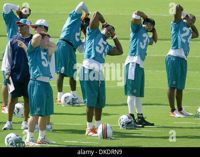 Apr 13, 2007 - West Palm Beach, FL, USA - Linebacker JOEY PORTER, (55), s'étendant au début de dauphins mini-camp vendredi après-midi dans la région de Davie. (Crédit Image : © Bill Ingram/Palm Beach Post/ZUMA Press) RESTRICTIONS : USA DROITS Tabloïd OUT ! Banque D'Images