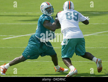 Apr 13, 2007 - West Palm Beach, FL, USA - Linebacker JOEY PORTER, (55), au cours des exercices d'coéquipier TIM MASSAQUOI Dauphins au mini-camp vendredi après-midi dans la région de Davie. (Crédit Image : © Bill Ingram/Palm Beach Post/ZUMA Press) RESTRICTIONS : USA DROITS Tabloïd OUT ! Banque D'Images