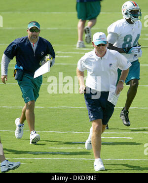 Apr 13, 2007 - West Palm Beach, FL, USA - Nouvelles L'entraîneur-chef des Dauphins CAM CAMERON s'exécute entre stations pendant les dauphins mini-camp vendredi après-midi dans la région de Davie. (Crédit Image : © Bill Ingram/Palm Beach Post/ZUMA Press) RESTRICTIONS : USA DROITS Tabloïd OUT ! Banque D'Images