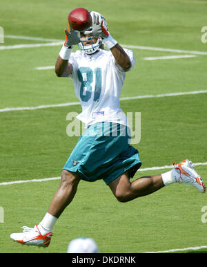 Apr 13, 2007 - West Palm Beach, FL, USA - Dauphins receveur AZ-ZAHIR HAKIM permet une capture des dauphins au cours de mini-camp vendredi après-midi dans la région de Davie. (Crédit Image : © Bill Ingram/Palm Beach Post/ZUMA Press) RESTRICTIONS : USA DROITS Tabloïd OUT ! Banque D'Images