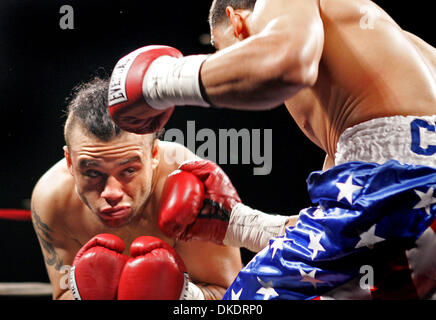 Apr 13, 2007 - West Palm Beach, FL, USA - Light middle weight COREY PENNINGTON de Homestead tente de duck un poinçon de Miami ELIZER CEPEDA. Cepeda a gagné le combat. (Crédit Image : © Allen Eyestone/Palm Beach Post/ZUMA Press) RESTRICTIONS : USA DROITS Tabloïd OUT ! Banque D'Images