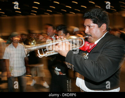 Apr 13, 2007 - West Palm Beach, FL, USA - 'Vendredi 13' Massacre UN Mariachi band suit Lake Worth's ABISER SANTIZO dans et hors de l'anneau.(Image Crédit : © Allen Eyestone/Palm Beach Post/ZUMA Press) RESTRICTIONS : USA DROITS Tabloïd OUT ! Banque D'Images