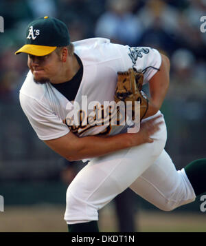 Oakland A's pitcher Joe Blanton suit son jet franc contre New York Yankees' Johnny Damon au cours de la première manche pour McAfee Colisuem à Oakland, Californie, le samedi 14 avril 2007. Damon rayée.(Ray Chavez/l'Oakland Tribune) Banque D'Images