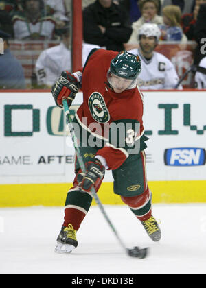 Apr 15 2007 - St Paul, MN, USA - Les sept matches entre les Ducks d'Anaheim et du Minnesota Wild cette saison ont été décidé par un but. Assurez-vous que les canards ont le bord, si, après l'utilisation d'un dominant, l'étouffement de la défense et les équipes spéciales de qualité supérieure pour prendre une avance de 3-0 sur le Wild dans ce quart de finale de conférence de l'Ouest. Sur la photo : Petteri Nummelin de la nature a pris une gifle coup de Banque D'Images