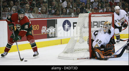 Apr 15 2007 - St Paul, MN, USA - Les sept matches entre les Ducks d'Anaheim et du Minnesota Wild cette saison ont été décidé par un but. Assurez-vous que les canards ont le bord, si, après l'utilisation d'un dominant, l'étouffement de la défense et les équipes spéciales de qualité supérieure pour prendre une avance de 3-0 sur le Wild dans ce quart de finale de conférence de l'Ouest. Sur la photo : La Nature's PIERRE-MARC BOUCHARD a cherché une teamma Banque D'Images