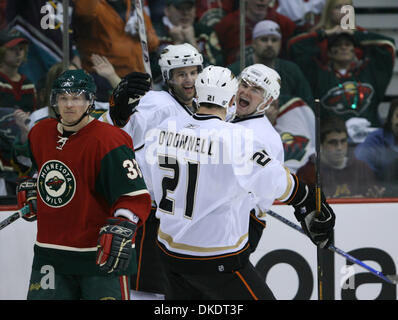 Apr 15 2007 - St Paul, MN, USA - Les sept matches entre les Ducks d'Anaheim et du Minnesota Wild cette saison ont été décidé par un but. Assurez-vous que les canards ont le bord, si, après l'utilisation d'un dominant, l'étouffement de la défense et les équipes spéciales de qualité supérieure pour prendre une avance de 3-0 sur le Wild dans ce quart de finale de conférence de l'Ouest. Photo : Rob NIEDERMAYER, Sean O'DONNELL, et Chris KUNITZ f Banque D'Images