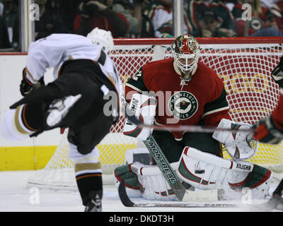 Apr 15 2007 - St Paul, MN, USA - Les sept matches entre les Ducks d'Anaheim et du Minnesota Wild cette saison ont été décidé par un but. Assurez-vous que les canards ont le bord, si, après l'utilisation d'un dominant, l'étouffement de la défense et les équipes spéciales de qualité supérieure pour prendre une avance de 3-0 sur le Wild dans ce quart de finale de conférence de l'Ouest. Photo:gardien Nikklas sauvages Backstrom arrêté un point blank Banque D'Images