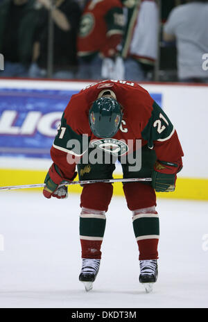 Apr 15 2007 - St Paul, MN, USA - Les sept matches entre les Ducks d'Anaheim et du Minnesota Wild cette saison ont été décidé par un but. Assurez-vous que les canards ont le bord, si, après l'utilisation d'un dominant, l'étouffement de la défense et les équipes spéciales de qualité supérieure pour prendre une avance de 3-0 sur le Wild dans ce quart de finale de conférence de l'Ouest. Sur la photo : La Nature's Mark Parrish s'attarda sur la glace après t Banque D'Images