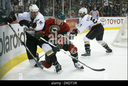 Apr 15 2007 - St Paul, MN, USA - Les sept matches entre les Ducks d'Anaheim et du Minnesota Wild cette saison ont été décidé par un but. Assurez-vous que les canards ont le bord, si, après l'utilisation d'un dominant, l'étouffement de la défense et les équipes spéciales de qualité supérieure pour prendre une avance de 3-0 sur le Wild dans ce quart de finale de conférence de l'Ouest. Sur la photo : Les canards' Chris Pronger (crédit Image : ©Jeff Whee Banque D'Images