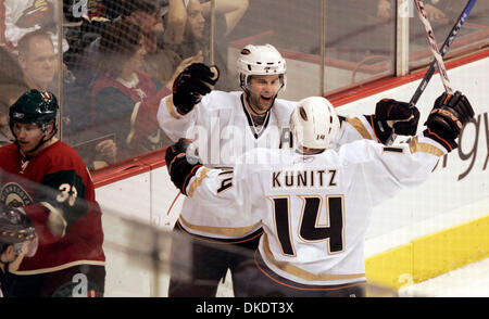 15 avril 2007- Xcel Center, St Paul, MN - Les sept matches entre les Ducks d'Anaheim et du Minnesota Wild cette saison ont été décidé par un but. Assurez-vous que les canards ont le bord, si, après l'utilisation d'un dominant, l'étouffement de la défense et les équipes spéciales de qualité supérieure pour prendre une avance de 3-0 sur le Wild dans ce quart de finale de conférence de l'Ouest. Andy McDonald a marqué le début, Rob Niedermayer marqué lat Banque D'Images