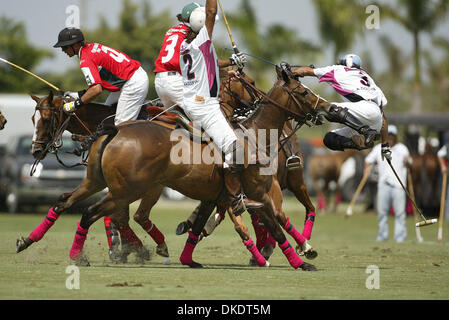 19 avr 2007 - Wellington, FL, USA - Verger Crabe's # 3 ADOLFO CAMBIASO prend un sèche jouant contre Orchard Hill. Il est sorti indemne. U.S. Open Stanford polo match de demi-finale entre Orchard Hill et le crabe Verger jeudi matin à Polo à Wellington. (Crédit Image : © Taylor Jones/Palm Beach Post/ZUMA Press) RESTRICTIONS : USA DROITS Tabloïd OUT ! Banque D'Images