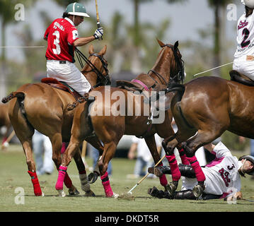 19 avr 2007 - Wellington, FL, USA - Verger Crabe's # 3 ADOLFO CAMBIASO prend un sèche jouant contre Orchard Hill. Il est sorti indemne. U.S. Open Stanford polo match de demi-finale entre Orchard Hill et le crabe Verger jeudi matin à Polo à Wellington. (Crédit Image : © Taylor Jones/Palm Beach Post/ZUMA Press) RESTRICTIONS : USA DROITS Tabloïd OUT ! Banque D'Images