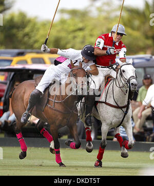 19 avr 2007 - Wellington, FL, USA - Verger Crabe's # 1 DAVID STIRLING JR., Gauche, frappe dans Orchard Hill's # 2 HECTOR GALINDO. U.S. Open Stanford polo match de demi-finale entre Orchard Hill et le crabe Verger jeudi matin à Polo à Wellington. (Crédit Image : © Taylor Jones/Palm Beach Post/ZUMA Press) RESTRICTIONS : USA DROITS Tabloïd OUT ! Banque D'Images