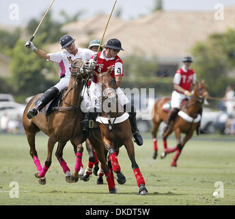 19 avr 2007 - Wellington, FL, USA - Le verger de carburateur # 1 DAVID STIRLING JR., à gauche, et Orchard Hill's # 4 JEFF HALL entrent en collision en allant de la balle. U.S. Open Stanford polo match de demi-finale entre Orchard Hill et le crabe Verger jeudi matin à Polo à Wellington. (Crédit Image : © Taylor Jones/Palm Beach Post/ZUMA Press) RESTRICTIONS : USA DROITS Tabloïd OUT ! Banque D'Images