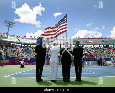 Apr 22, 2007 - Delray Beach, FL, USA - l'état des couleurs sont présentées avant le match de tennis entre USA et Kirsten Flipkens Vania King de Belgique Dimanche à l'Delray Beach Tennis Center. (Crédit Image : © Damon Higgins/Palm Beach Post/ZUMA Press) RESTRICTIONS : USA DROITS Tabloïd OUT ! Banque D'Images