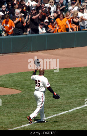 Apr 22, 2007 - San Francisco, CA, USA - Barry Bonds paresseux géants reconnaît une ovation comme il prend le domaine après avoir frappé un coup de circuit en solo dans la 4ème manche de leur match contre les Diamondbacks le Dimanche, Avril 22, 2007, à AT&T Park à San Francisco, Californie Les Géants a gagné le match 2-1. (Crédit Image : © Bob Pepping/Contra Costa Times/ZUMA Press) RESTRICTIONS : USA Banque D'Images