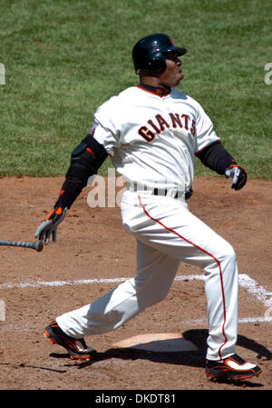 Apr 22, 2007 - San Francisco, CA, USA - Barry Bonds paresseux géants regarde son 4e manche solo accueil exécuter effacer le mur durant leur match contre les Diamondbacks le Dimanche, Avril 22, 2007, à AT&T Park à San Francisco, Californie Les Géants a gagné le match 2-1. (Crédit Image : © Bob Pepping/Contra Costa Times/ZUMA Press) RESTRICTIONS : USA DROITS tabloïds OUT ! Banque D'Images