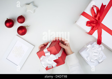 Image de boîte occupés par des femmes entouré par d'autres symboles de Noël Banque D'Images