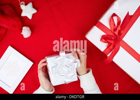 Image de boîte occupés par des femmes entouré par d'autres symboles de Noël Banque D'Images