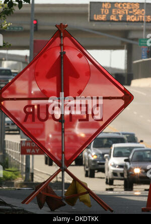 Apr 30, 2007 - Oakland, CA, USA - après-midi le trafic trajet suit le détour pour atteindre les panneaux en direction de l'autoroute Interstate 580 Lundi, 30 avril 2007 à Oakland. Un pétrolier qui s'est écrasé dans une explosion le jour avant l'origine de l'effondrement de deux sections de l'autoroute, ce qui a généralement 500 000 navetteurs qui utilisent maintenant d'autres itinéraires. (Crédit Image : © D. Ross Cameron/Oakland Tri Banque D'Images