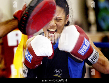 06 mai 2007 - Oakland, CA, USA - Ana 'l'ouragan" Julaton est classé quatrième aux États-Unis elle a lutté contre le premier rang featherweight Ronica Jeffrey de New York le samedi 5 mai 2007 à Berkeley. Jeffrey a remporté une décision plus Julaton cinq tables rondes. PHOTO : le 25 avril 2007. JULATON ANA de Berkeley travaille avec son entraîneur à l'Aman Gellon West Wind sport à Berkeley. ( Banque D'Images