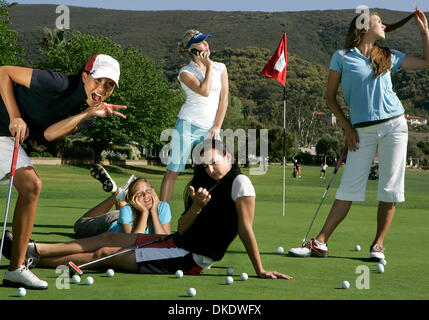 12 mai 2007 - San Marcos, CA, USA - Golf : session pratique de sélectionner California State University, San Marcos, les membres de l'équipe de femmes. Les cinq femmes seront en compétition et l'hôte du championnat national de la NAIA à Lake San Marcos Country Club. De gauche sont ELLYSE UES, 20, deuxième ; CARLY LUDWIG, 21 Junior, Senior ; CHRISTINA AUSTIN, 21, centre-back ; Senior JENNELL FRANÇAIS, 21, centre Banque D'Images