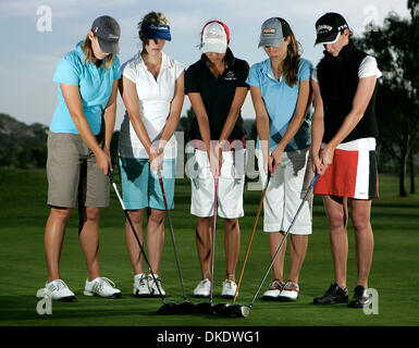 12 mai 2007 - San Marcos, CA, USA - Golf : session pratique de sélectionner California State University, San Marcos, les membres de l'équipe de femmes. Les cinq femmes seront en compétition et l'hôte du championnat national de la NAIA à Lake San Marcos Country Club. De gauche sont CARLY LUDWIG, 21 ans, Junior ; CHRISTINA AUSTIN, 21 ans, Senior ; ELLYSE UES, 20, deuxième ; KATE HANSEN, 20 ans, Junior ; JENNELL FRANÇAIS, 21, Banque D'Images