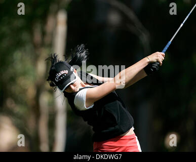 12 mai 2007 - San Marcos, CA, USA - Golf : Senior JENNELL FRANÇAIS, 21 incendies, un tir hors de la boîte de pièce en t au cours d'une session pratique à Lake San Marcos Country Club. Le français et l'autre sélectionnez California State University, San Marcos, les membres de l'équipe de femmes seront en compétition et l'hôte du championnat national de la NAIA à Lake San Marcos Country Club. (Crédit Image : © Sean DuFrene/San Dieg Banque D'Images