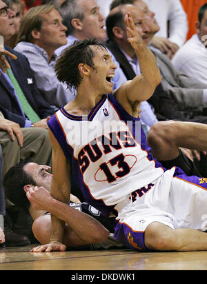 17 mai 2007 - Phoenix, Arizona, USA - Spurs Manu Ginobili est souillée par Suns Steve Nash sur une tentative d'installer pendant le jeu 5 à la U.S. Airways Center. Les Spurs gagner 88-85 à la cinquième partie de leur meilleur-de-sept, deuxième tour de la série éliminatoire. (Crédit Image : © Mark Bahram Sobhani/San Antonio Express-News/ZUMA Press) RESTRICTIONS : US de ventes tabloïd ! SAN ANTONIO et SEATTLE NEWS PAPER Banque D'Images