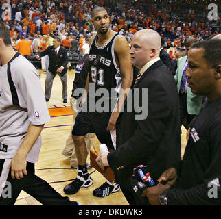 17 mai 2007 - Phoenix, Arizona, USA - Spurs TIM DUNCAN est escorté hors de la parole à l'issue de leur cinquième match de la série du deuxième cycle à la U.S. Airways Center. Les Spurs gagner 88-85 à la cinquième partie de leur meilleur-de-sept, deuxième tour de la série éliminatoire. (Crédit Image : © Mark Bahram Sobhani/San Antonio Express-News/ZUMA Press) RESTRICTIONS : US de ventes tabloïd ! SAN ANTONIO et SEATTLE NEWS PAPE Banque D'Images