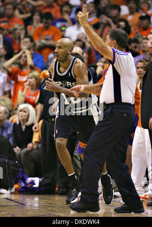 17 mai 2007 - Phoenix, Arizona, USA - Spurs BRUCE BOWEN exécute upcourt après avoir coulé un tir à trois points qui a donné les Spurs le premier rôle pendant le jeu 5 à la U.S. Airways Center. Les Spurs gagner 88-85 à la cinquième partie de leur meilleur-de-sept, deuxième tour de la série éliminatoire. (Crédit Image : © Mark Bahram Sobhani/San Antonio Express-News/ZUMA Press) RESTRICTIONS : US de ventes tabloïd ! SAN ANTONIO et S Banque D'Images