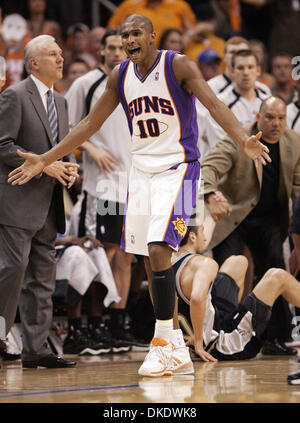 17 mai 2007 - Phoenix, Arizona, USA - Les Suns' Leandro Barbosa réagit à une faute appeler pendant le jeu 5 à la U.S. Airways Center. Les Spurs gagner 88-85 à la cinquième partie de leur meilleur-de-sept, deuxième tour de la série éliminatoire. (Crédit Image : © Mark Bahram Sobhani/San Antonio Express-News/ZUMA Press) RESTRICTIONS : US de ventes tabloïd ! SAN ANTONIO et SEATTLE NEWS PAPIERS ! Banque D'Images