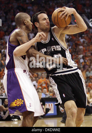 17 mai 2007 - Phoenix, Arizona, USA - Spurs' MANU GINOBILI est troublé pendant le jeu 5 à la U.S. Airways Center. Les Spurs gagner 88-85 à la cinquième partie de leur meilleur-de-sept, deuxième tour de la série éliminatoire. (Crédit Image : © Mark Bahram Sobhani/San Antonio Express-News/ZUMA Press) RESTRICTIONS : US de ventes tabloïd ! SAN ANTONIO et SEATTLE NEWS PAPIERS ! Banque D'Images