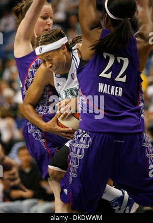 20 mai 2007 - Minneapolis, MN, USA - Lynx player SEIMONR AUGUSTE obtenu coincé entre Kim Smith de Sacramento et DEMYA WALKER dans la seconde moitié Dimanche au centre de la cible. (Crédit Image : © Renee Jones Schneider/Minneapolis Star Tribune/ZUMA Press) RESTRICTIONS : USA DROITS Tabloïd OUT ! Banque D'Images