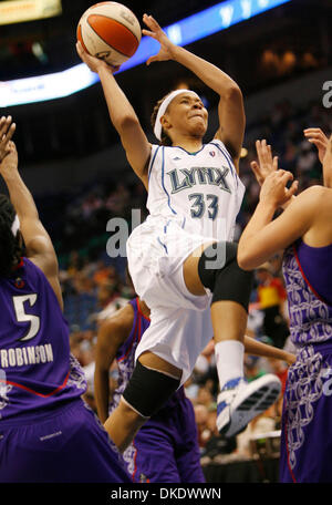 20 mai 2007 - Minneapolis, MN, USA - Lynx player SEIMONE AUGUSTUS sont allés pour une balle dans la deuxième moitié de l'ouverture à domicile match contre Sacramento Dimanche au centre de la cible. Auguste a marqué 28 points dans le jeu. (Crédit Image : © Renee Jones Schneider/Minneapolis Star Tribune/ZUMA Press) RESTRICTIONS : USA DROITS Tabloïd OUT ! Banque D'Images